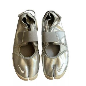 Nike air rift metallic silver.